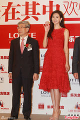 组图：林志玲蕾丝裙性感代言 谈演技避而不答