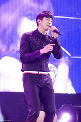 高清组图：2AM香港火热开唱 个人舞台技压全场