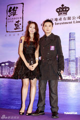 幻灯图：阿娇性感出席酒会 古巨基称被催婚压力大