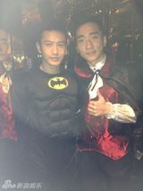组图：黄晓明开生日派对 变身蝙蝠侠
