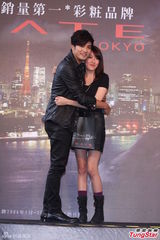 组图：贺军翔否认身体发福 穿皮衣骑机车耍帅