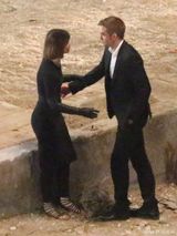 组图：帕丁森新片激吻爱丽丝 摸腿野战欲火焚身