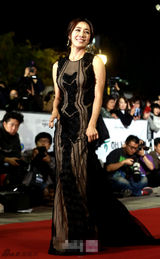 组图：文正熙亮相大钟红毯 镂空长裙秀曲线