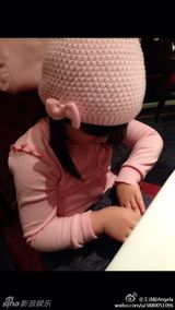 组图：李湘一家游港 Angela父女互吻晒亲情