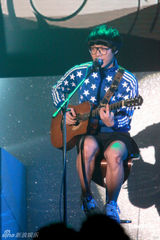 幻灯图：容祖儿露肩礼服帅气 阿Sa(蔡卓妍)颁奖礼上露笑容