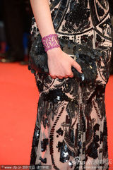 组图：刘雯走红毯骨感秀美背 邦女郎大秀丰满半球