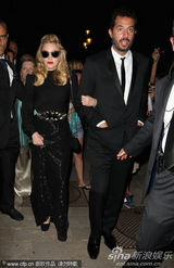 组图：麦当娜黑超黑裙尽展大姐大酷 助阵女性电影奖