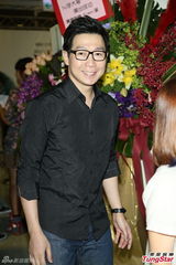 组图：李宗盛桃红衬衫开唱 称林忆莲唱得更好