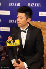 组图：夏雨明星慈善夜专访 微笑展绅士风度