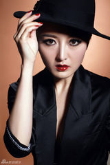 组图：何晴中性风写真展性感与妩媚