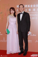 群星闪耀嫣然基金晚宴 王菲旗袍装与李亚鹏恩爱