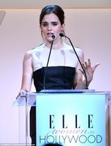 组图：艾玛-沃特森出席时尚典礼 挽起秀发知性妩媚