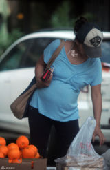 组图：马雅舒挺大肚独自逛超市 路边买水果