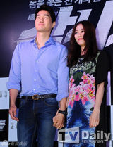 组图：朴有天宋仲基等助阵试映 全明星闪耀