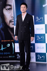 组图：韩片《华颐》发布 吕珍九露纯真笑容