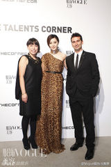 组图：范冰冰豹纹长裙亮相 称与设计师心灵相通