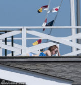 组图：“赫敏”爱玛浴巾裹胸日光浴被扰