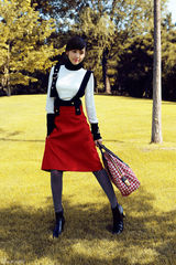 组图：唐艺昕秋日写真俏皮可人化身轻熟甜心