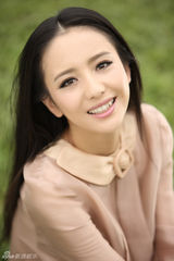 组图：佟丽娅清新温暖写真 绿意点亮金秋