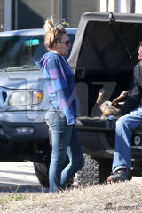 组图：保罗女友车祸后首现身 擦拭眼泪深陷悲伤