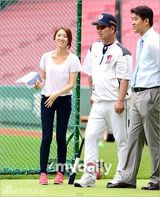 组图：韩星赵柔英担任棒球比赛开球嘉宾