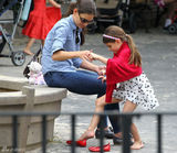 组图：凯蒂-赫尔姆斯带苏瑞玩耍显露母爱