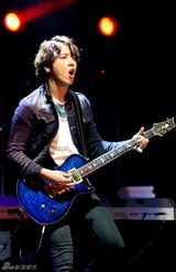 组图：韩团CNBLUE北京开唱 郑容和比爱心引尖叫