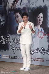 独家高清：李准基抱娃宣传新剧变奶爸 卖萌不停