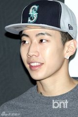 组图：朴宰范任B-boy大使 臂部纹身抢眼