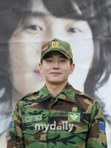组图：韩国演员温朱万3日上午退伍 结束军队生活
