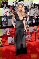 组图：瑞塔欧拉现身MTV电影奖 U领裙性感十足