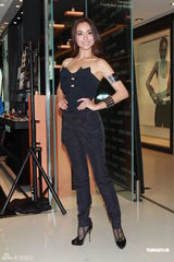 高清组图：许志安和名模出席商店开幕礼