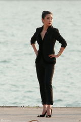 组图：李冰冰与《变4》导演合影遭捏脸