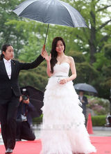 组图：洪秀雅现身百想红毯低胸长裙秀双峰