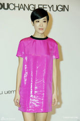 组图：张钧甯出席时尚活动否认与赵又廷绯闻