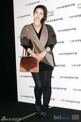 组图：具荷拉柳真等艺人出席韩国设计师时装展