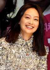 幻灯：李娜英等出席新片制作发布会 场面温馨