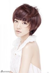 组图：邓家佳清爽短发 纯净眼神流露恬淡气质