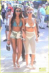 组图：蕾哈娜比基尼度假大秀八字奶翘臀傲人