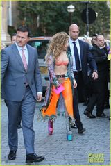 组图：gaga豪迈敞胸半遮垂乳