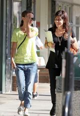 组图：波特曼着装朴素逛街 订婚戒指最闪亮