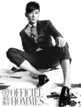 组图：焦恩俊登《时装》 变身书香气质男编辑