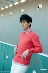 组图：李治廷米兰拍摄春夏新品写真 展时尚魅力