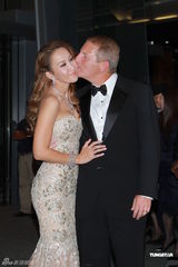 组图：李玟着鱼尾礼服亮相 大方与丈夫亲吻拍照