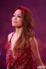 组图：容祖儿半裸开唱 自嘲瘦到没胸只剩两点