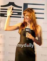 幻灯图：朱莉黑色抹胸裙优雅简约 韩国宣传新作 