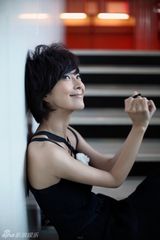 幻灯图集：苏岩写真演绎幸福时光 甜蜜女人笑靥如花