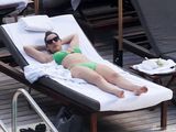 组图：布鲁克绿色比基尼兜巨乳 性感享日光浴