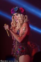 组图：钱妞个唱造型如原始人 头顶花环深V火辣