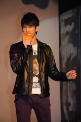 幻灯：吴建飞携三“天使”亮相 谈新片《澳门往事》